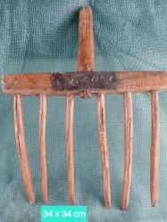 Antika - Yaba;  5/6 dişli, büyükçe bir çatal biçimindeki tahtadan yapılmış tarım aleti. Buğday sapı, saman gibi gevşek malzemeleri savurmakta ya da bir yere yüklemekte kullanılır. Dekorluk.. - kitantik - kitaLog