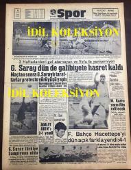 GÜNLÜK SPOR GAZETESİ - 15 EYLÜL 1958 - ÜÇ HAFTADAN BERİ GOL ATAMAYAN GALATASARAY, VEFA İLE YENİŞEMEDİ - FENERBAHÇE, HACETTEPE'Yİ DÜN AÇIK FARKLA YENDİ 4-1 - NECDET APAK SİGORTACILIK - SİNEMA, FİLM SAYFASI - MUVAKKAR EKREM TALU - TÜRK TİCARET BANKASI - MUVAKKAR EKREM TALU - KASIMPAŞA, BEŞİKTAŞ'I 2-0 YENDİ - KADIN DÜNYASI, SİNEMA, TİYATRO,  MAGAZİN, SPOR, SABRİ ÖZAKAR - AT YARIŞI KOŞULARI NETİCELERİ - HASAN PAŞA FIRINI LALELİ - BEYLERBEYİ 2 - 2 SÜLEYMANİYE - GALATASARAY, VEFA - NAZMİ BARİ