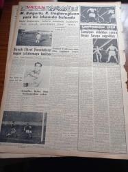 Vatan Gazetesi - 10 Ocak 1956 - Maarif Vekili Profesör Ahmet Özel Din Mevzuunda Başvekil Adnan Menderes İle Mutabıkım Diyor - İktisadi Devlet Teşekkülleri Teftiş Edilmeye Başlandı - Amerika'yı Bize Bağlayan Köprü Squibb Fabrikası - Şam'da Bağdat Paktı Aleyhinde Nümayişler Oldu - CHP Sinop Mebusu Nuri Sertoğlu - Cumhuriyet Halk Partisi Mecliste Radyoyu Şiddetle Tenkid Etti- Divan Oteli 16 Ocakta Açılıyor - Tanınmış İşadamı Vehbi Koç - Divan Oteli Hakkında İzahat Veren Nusret Tekül - Fırtınalı Gece Yazan Orhan Kemal Yazı Dizisi - Televizyon Yıldızı Sabrina'nın Çıplak Resimleri Londra'da Hadise Yarattı - Birinci İnönü Zaferi - Fahrettin Kerim Gökay Da Propaganda Filmi Çevirtiyor - İslam Tarihinde Düşünen Baş Hazreti Ali - Abdülbaki Gölpınarlı - Melek Sineması - Nevin Aypar Puro Tuvalet Sabunu'nu Tavsiye Ediyor - Cemiyet Hayatı - Fikret Arıcan Fenerbahçe'yi Bugün Çalıştırmaya Başlıyor - Gündüz Kılıç  Dün Hastaneden Çıktı