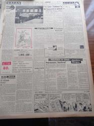 Vatan Gazetesi - 25 Kasım 1959 - İran Şahı Muhammed Rıza Pehlevi Öğle Yemeğini Nişanlısında Yedi - Komünistlerin Bir Oyunu - Değerli Soprano Leyla Gencer İtalya'ya Gitti - Ulus Gazetesi Yazı İşleri Müdürü Ülkü Arman Açlık Grevine Gidiyor - Seylan'da Sansür Kalkıyor Türkiye'de Baskı Devam Ediyor - Osman Bölükbaşı Yeni Bir Yurt Gezisine Çıkacak - Yirmi Kadar İlçe İl Olmak İçin Kapıda Beklerken - Eczacıbaşı İlk Türk İlaç Fabrikası - Duru Göl İlhan Tarus'un Romanı Yazı Dizisi - Kim Haftalık Haber Dergisi - Komünist Çin Butana Tecavüz Etti - Haldun Dormen Sahnesi - Naim Tirali - Coşkun Kırca - Sadun Tanju - Noyan Amca Dert Dinliyor - Başbakan Adnan Menderes Edirne'ye Gidiyor - Devlet Tiyatrosu Yılbaşında Açılıyor - Bugün Yapılacak Tek Milli Lig Maçı Fenerbahçe İstanbulspor- Almanya Ve Olimpiyat Oyunları - İstanbul Boks Birinciliği - Beykoz Antrenörü İbrahim Tusler Vazifesine Döndü - Neriman Tekil