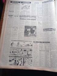 Vatan Gazetesi - 25 Kasım 1959 - İran Şahı Muhammed Rıza Pehlevi Öğle Yemeğini Nişanlısında Yedi - Komünistlerin Bir Oyunu - Değerli Soprano Leyla Gencer İtalya'ya Gitti - Ulus Gazetesi Yazı İşleri Müdürü Ülkü Arman Açlık Grevine Gidiyor - Seylan'da Sansür Kalkıyor Türkiye'de Baskı Devam Ediyor - Osman Bölükbaşı Yeni Bir Yurt Gezisine Çıkacak - Yirmi Kadar İlçe İl Olmak İçin Kapıda Beklerken - Eczacıbaşı İlk Türk İlaç Fabrikası - Duru Göl İlhan Tarus'un Romanı Yazı Dizisi - Kim Haftalık Haber Dergisi - Komünist Çin Butana Tecavüz Etti - Haldun Dormen Sahnesi - Naim Tirali - Coşkun Kırca - Sadun Tanju - Noyan Amca Dert Dinliyor - Başbakan Adnan Menderes Edirne'ye Gidiyor - Devlet Tiyatrosu Yılbaşında Açılıyor - Bugün Yapılacak Tek Milli Lig Maçı Fenerbahçe İstanbulspor- Almanya Ve Olimpiyat Oyunları - İstanbul Boks Birinciliği - Beykoz Antrenörü İbrahim Tusler Vazifesine Döndü - Neriman Tekil
