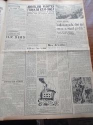 Yeni İstanbul Gazetesi - 17 Ağustos 1952 - Hikmet Saim Yugoslavyadan Bildiriyor - Türkiye Yunanistan Yugoslavya Arasında Görüşmelere Başlanıyor - Sovyetler İrana Bir Nota Verdi - Karamürselde Büyük Bir Eroin İmalathanesi Dün Basıldı - Celal Bayar Dün Amerika Ordu Bakanını Kabul Etti - Adnan Menderes - Son Osmanlı Padişahlarından Vahideddin'in Kızı Ulviye Bu Sabah 9 da Şehrimize Geliyor - Sabık Mısır Kralı Faruk - Esir Şehrin İnsanları Yazan Nureddin Demir ( Kemal Tahir)  Yazı Dizisi - İzmir Fuarı - Sakarya Yüzme Yarışları - Belgrad'da Çıkan Politika Gazetesinin Atatürk Hakkında Bir Yazısı - Rusya İsrail'den 500000 Sandık Portakal Aldı - Adresleri Olmayan Fedakar Karı Koca - Yugoslavya Mektupları - Sinema Televizyon İle Başladı - Rita Hayworth Tam Bir İnziva Hayatı Yaşıyor - Meşhur İngiliz Artisti Laurence Yeminini Bozdu - Demag Cereskalleri - Coleman Otomatik Petrol Sobaları - Normag Alman Malı Dizel Traktör - Mehmet Kavala - Türk Ticaret Bankası