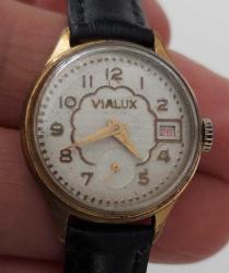 İSVİÇRE VIALUX MARKA BELİRLİ SARI AKSAMLAR ALTIN KAPLAMA ANTİREFLE SIFIR KORDONLU MUHTEŞEM TAKVİMLİ KURMALI BAYAN KOL SAATİ AKTİF BAKIMLI VV2I1L NADİR