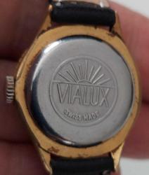 İSVİÇRE VIALUX MARKA BELİRLİ SARI AKSAMLAR ALTIN KAPLAMA ANTİREFLE SIFIR KORDONLU MUHTEŞEM TAKVİMLİ KURMALI BAYAN KOL SAATİ AKTİF BAKIMLI VV2I1L NADİR