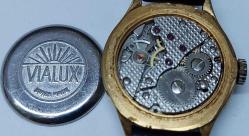 İSVİÇRE VIALUX MARKA BELİRLİ SARI AKSAMLAR ALTIN KAPLAMA ANTİREFLE SIFIR KORDONLU MUHTEŞEM TAKVİMLİ KURMALI BAYAN KOL SAATİ AKTİF BAKIMLI VV2I1L NADİR