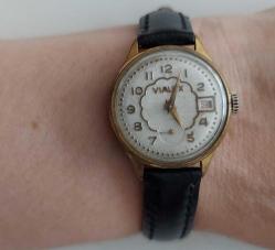 İSVİÇRE VIALUX MARKA BELİRLİ SARI AKSAMLAR ALTIN KAPLAMA ANTİREFLE SIFIR KORDONLU MUHTEŞEM TAKVİMLİ KURMALI BAYAN KOL SAATİ AKTİF BAKIMLI VV2I1L NADİR