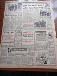 Zafer Gazetesi - 17 Mart 1958 - Nafia Vekili Tevfik İleri Demokrat Parti'nin İktidarının Verimli Gayretlerini Belirtti - Batan Üsküdar Vapuru Bu Cuma Çıkarılacak - Amerika Aya Peyk Gönderecek - Öğretmen Okullarının Kuruluş Yıldönümü - Birleşik Arap Cumhuriyeti Başkanı Cemal Abdünnasır Arap Birliğine Dair Konuşma Yaptı - 15 Günlük Ücretli İzin İçin Kanun Layihası Hazırlandı - Kırım Türkleri Kültür Ve Yardımlaşma Cemiyeti - Sophia Loren'e Karşı Boykot - Sinema Tiyatro Derneğinin Kongresi - Türk Hava Kurumu Kongresi - Feza Yolcuları Yazı Dizisi - At Yarışları - Piyale Makarnası - Yağmur Sebebiyle Lig Maçları Tehir Edildi - Garnizon Kupası Boks Karşılaşması - İstanbul'daki Çanakkale Kupası - Galatasaray Beşiktaş'ı Yendi - Türkiye Kayak Şampiyonası - Ulus Sineması
