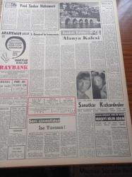 Zafer Gazetesi - 23 Mart 1958 - Reisicumhur Celal Bayar Dün Ankara'ya Avdet Etti - Devlet Su İşleri Yıllık Toplantısı Nihayete Erdi - Devlet Su İşleri Umum Müdürü Süleyman Demirel - Kıbrıslı Rumlar Taşkınlıklarını İleri Götürüyorlar - Türk Hava Yollarında Kaydedilen İnkişaflar - 35 Yeni Transformatör İstasyonu Daha Açılıyor - Üsküdar Vapur Faciasna Dair Tahkikat - Elizabeth Taylor'un Kocası Mike Todd Uçak Kazasında Öldü - Patlayan Top Mermisi İki Çocuğu Öldürdü - Anadolu Kaleleri Alanya Kalesi - Sanatkar Kızkardeşler Maria Vlady ve Odile Versois - Ramazan Sohbetleri - Feza Yolcuları Yazı Dizisi - Ay'da İlk Gecenin Sabahı - Balkan Kros Şampiyonası - Fenerbahçe Göteborg Takımını Yendi - Üstad Münir Nurettin Selçuk Büyük Sinemada