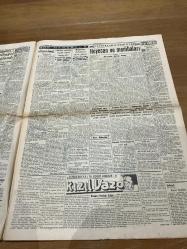 Cumhuriyet gazetesi 17 Ocak 1941-Şehzadebaşı Toros Tiyatrosu’nda”Maskeli Adam” komedi oyunu reklamı-“Büyük Diktatör”film haberi-Orhan Rahmi Gökçe-Salahaddin Güngör-Mustafa Şefik Tunç-Singer Marka saat reklamı-Çapamarka Müstahzaratı-milli şef İnönü-Ankara radyo gazetesi-İnönü ansiklopedisi haberi-ticaret Mektebindeki merasim-Bingazi yanıyor-tütün fiyatları düşüyor- kızıl vazo yazan Peride Celal-hamdi Varoğlu-doktor rıza Ünver- Dr. Hafız Cemal-ama johnson ölümü-Şark sineması arabacının kızı Dunyaşka-şehir tiyatrosu Abdal-