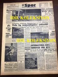 GÜNLÜK SPOR GAZETESİ - 27 EKİM 1957 - NECDET ERDEM - KASIMPAŞA KAMPTA - TURGUT DİNSEL - ORDU TAKIMI İZMİR'DE - ENTERNASYONAL BOKS TURNUVASI - MACAR HÜKUMETİ YABANCI ÜLKELERDE YAŞAYAN FUTBOLCULARINI AFFETTİ - BİRİNCİ PROFESYONEL LİG EN AZ ON TAKIM KALMALI - OSMAN ASAF KERMEN - NAZIM ÖZBAY - MEHMDUH EREN - İŞ BANKASI REKLAMI - POLONYA ATLETİZM MÜSABAKALARI - CAROL DAY - AT YARIŞLARI - SOFYANİDİS - BEŞİKTAŞ BULGARİSTAN SEYAHATİNE İZİN İSTEDİ - ANKARAGÜCÜ 1 - 0 DEMİRSPOR - MARIO GABAY SPOR MÜESSESESİ - KLOROFİL, RADYOLİN REKLAMI - ANKARA 1957 AT YARIŞLARI PROGRAMI - ÇETİN ALTAN, AZİZ NESİN - AMATÖR KÜMELER