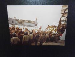 TURGUT ÖZAL'IN ORİJİNAL FOTOĞRAFI - Siyasi Tarih, 8. Cumhurbaşkanımız Turgut Özal, Başbakan Seçildiği 1983 seçim Çalışmalarında,  Anavatan Partisi, İzmir, Mitingi,  Türkiye Gezisi Albümünden Bir Kare - 15 x 10 cm EBADINDA - ÖZAL MİTİNG SIRASINDA HALKIN ÖNÜNDE KÜRSÜDEYKEN