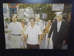 TURGUT ÖZAL'IN ORİJİNAL FOTOĞRAFI - Siyasi Tarih, 8. Cumhurbaşkanımız Turgut Özal, Başbakan Seçildiği 1983 seçim Çalışmalarında, Anavatan Partisi, Türkiye Gezisi Albümünden Bir Kare, İzmir - 15 x 10 cm EBADINDA - SEMRA ÖZAL İLE