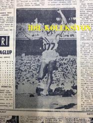 GÜNLÜK SPOR GAZETESİ - 5 KASIM 1957 - DICKE DÜN GALATASARAY'A İLK İDMANI YAPTIRDI - CİHANOĞLU - FUTBOL FEDERASYONU REİSLİĞİ - VOLEYBOL LİG MAÇLARI - NEVŞEHİR LİGİNDE LALESPOR NAMAĞLUP - 1957 ATLETİZM ŞAMPİYONLARI - KIŞ MEVSİMİ ATLETİZM - BÜLENT GÜRBÜZ - İZMİR LİGLERİ - BAKETBOL MİLLİ TAKIMI ROMANYA'DA - KREMLİ PURO TUVALET SABUNU REKLAMI - YAPI VE KREDİ BANKASI - OPON REKLAMI