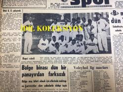 GÜNLÜK SPOR GAZETESİ - 5 KASIM 1957 - DICKE DÜN GALATASARAY'A İLK İDMANI YAPTIRDI - CİHANOĞLU - FUTBOL FEDERASYONU REİSLİĞİ - VOLEYBOL LİG MAÇLARI - NEVŞEHİR LİGİNDE LALESPOR NAMAĞLUP - 1957 ATLETİZM ŞAMPİYONLARI - KIŞ MEVSİMİ ATLETİZM - BÜLENT GÜRBÜZ - İZMİR LİGLERİ - BAKETBOL MİLLİ TAKIMI ROMANYA'DA - KREMLİ PURO TUVALET SABUNU REKLAMI - YAPI VE KREDİ BANKASI - OPON REKLAMI