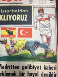 GÜNLÜK SPOR GAZETESİ - 6 KASIM 1957 - MADRİD'TEN VE İSTANBUL'DAN ZAFER BEKLİYORUZ - TÜRK FUTBOL MİLLİ TAKIMI - CAN BARTU - TURGAY ŞEREN - İSPANYA, TÜRKİYE - ADANA'DA TOROSSPOR SAHAYI TERK ETTİ - BEYOĞLUSPOR, İTÜ MAÇI - AKDENİZ KUPASI - KREMLİ PURO TUVALET SABUNU REKLAMI