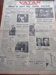 Vatan Gazetesi - 7 Ocak 1954 - Mısır'a Sert Bir Nota Verildi - Tahran'da Komünist Şebekesi Yakalandı - Şevket Mocan Cumhuriyet Halk Partisi'ne Kabul Edilmiyor - COSEC Kongresi Suya Düşüyor - Başbakan Adnan Menderes'in Otomobili Çocuğa Çarptı - İspanya Türkiye'yi 4-1 Mağlup Etti - Göç Yolları Tıkadı Yazan İlhan Engin Yazı Dizisi - Şan Sinemasında Yangının Faili Bulunamıyor - Celal Bayar Londra'yı Da Ziyaret Edecek - İngiltere Kraliçesi 2. Elizabeth Yeni Zelanda'da - Yılın Adamı Batı Almanya Başbakanı Adenauer - Cem Kurt Çizen Bedri Koraman - Arı Unları - Lefter Küçükandonyadis - Beşiktaşlı Futbolcu Fahrettin Cansever - Galatasaray Beyoğluspor'u Mağlup Etti