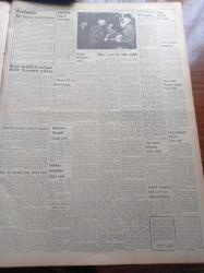 Vatan Gazetesi - 7 Ocak 1954 - Mısır'a Sert Bir Nota Verildi - Tahran'da Komünist Şebekesi Yakalandı - Şevket Mocan Cumhuriyet Halk Partisi'ne Kabul Edilmiyor - COSEC Kongresi Suya Düşüyor - Başbakan Adnan Menderes'in Otomobili Çocuğa Çarptı - İspanya Türkiye'yi 4-1 Mağlup Etti - Göç Yolları Tıkadı Yazan İlhan Engin Yazı Dizisi - Şan Sinemasında Yangının Faili Bulunamıyor - Celal Bayar Londra'yı Da Ziyaret Edecek - İngiltere Kraliçesi 2. Elizabeth Yeni Zelanda'da - Yılın Adamı Batı Almanya Başbakanı Adenauer - Cem Kurt Çizen Bedri Koraman - Arı Unları - Lefter Küçükandonyadis - Beşiktaşlı Futbolcu Fahrettin Cansever - Galatasaray Beyoğluspor'u Mağlup Etti