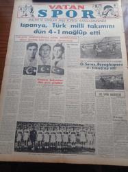 Vatan Gazetesi - 7 Ocak 1954 - Mısır'a Sert Bir Nota Verildi - Tahran'da Komünist Şebekesi Yakalandı - Şevket Mocan Cumhuriyet Halk Partisi'ne Kabul Edilmiyor - COSEC Kongresi Suya Düşüyor - Başbakan Adnan Menderes'in Otomobili Çocuğa Çarptı - İspanya Türkiye'yi 4-1 Mağlup Etti - Göç Yolları Tıkadı Yazan İlhan Engin Yazı Dizisi - Şan Sinemasında Yangının Faili Bulunamıyor - Celal Bayar Londra'yı Da Ziyaret Edecek - İngiltere Kraliçesi 2. Elizabeth Yeni Zelanda'da - Yılın Adamı Batı Almanya Başbakanı Adenauer - Cem Kurt Çizen Bedri Koraman - Arı Unları - Lefter Küçükandonyadis - Beşiktaşlı Futbolcu Fahrettin Cansever - Galatasaray Beyoğluspor'u Mağlup Etti