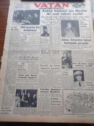 Vatan Gazetesi - 9 Ocak 1954 - Milli Karantina Fikri Destekleniyor - Kahire Hadisesi İçin Meclise İki Sual Takriri Verildi - Kahire Elçimiz Hulusi Fuat Tugay Dün Şehrimize Geldi - Milli Türk Talebe Birliği Federasyonla Birleşiyor - Mısır Sovyetlerle Anlaşmak İstiyor - Amerika'da Celal Bayar'ı Karşılama Hazırlığı - Göç Yolları Tıkadı Yazan İlhan Engin Yazı Dizisi - Kore'de Esirler Meselesi Gene Sarpa Sardı - Ruslar Tarzan Filmine Aleyhtar - Tanrı İle Şeytanı Barıştıran Feylezof Giovanni Papini - Fotoğraflarla Haberler - Veba Yazan Albert Camus Yazı Dizisi - Galatasaray Karagücü Bugün Karşılaşıyor - Fertun Gordien Disk Atma Rekorunu Kırabilecek Mi - Foster Dulles'a Göre NATO İyi Durumda Fakat Temeli Zayıf - Good Year - Radyo - Bulmaca