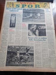 Vatan Gazetesi - 12 Ocak 1954 - Çorum Demokrat Parti Kongresindeki Geri Tekliflerin Tepkileri - Dışişleri Bakanı Fuat Köprülü - Büyük Anketimiz Seçimde Reyinizi Hangi Partiye Vereceksiniz - İsmet İnönü - Kasım Gülek - Mareşal Tito Türkiye'yi Ziyaret Edecek - Verem Savaş Derneği Başkanı Ordinaryüs Profesör Tevfik Sağlam - İngiliz Büyükelçisi Sir Alexander Knox Helm Ankara'dan Ayrıldı - Göç Yolları Tıkadı Yazan İlhan Engin Yazı Dizisi - Türk Şiiri Nereye Gidiyor - Heifetz Bir Eseri Çalarken Unuttu - Atilla İlhan Sinema Tenkidleri - Cem Kurt Çizen Bedri Koraman - Bir Mormon'un İtirafları - Veba Yazan Albert Camus Yazı Dizisi - Çocuklar Sizin Köşeniz - Petromax Lüks Lambası - Genç Milli Takım Antrenörü Cihat Arman - Geçen Yılın En Mühim Boks Karşılamaları