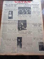 Vatan Gazetesi - 17 Ocak 1954 - İsmet İnönü Bu Sinirli Havayı Yatıştıracağız Dedi - Celal Bayar'ın Amerika'yı Ziyareti Bir Merhale Sayılıyor - Amerikalı İktisatçı Thornburg Müşkülleri Yeneceksiniz Dedi - Ucuzluk Kralı Migros Teşkilatı Kurucusu Duttweiler Bugün Geliyor - Almanya'ya Pilotsuz Uçak Gönderilecek - Dumlupınar Şehitlerine İthaf Edilen Film Kahraman Denizciler İpek Sinemasında - Turgut Özatay - Göç Yolları Tıkadı Yazan İlhan Engin Yazı Dizisi - Komünizm Propagandasının Sanık Filmcilerin Duruşması - Cemil Filimer - Fidyasa Ait Heykel - Marilyn Monroe'nun Kocası Aforoz Edildi- Vatan Seçim Anketi - Broadway'e Gidecek Alman Yıldızı Hildegard Knef - Arı Unları - Nasıl Zengin Oldular Yazı Dizisi - Hasan Derman Çıraklıkla Hayata Atılmıştı - Dilber Sanatkar Nevin Aypar Puro Tuvalet Sabunları Kullanıyorum Diyor - Zeki Müren Siemens İnkılap Yaratan Bir Radyodur Dedi