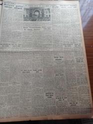 Cumhuriyet Gazetesi - 3 Aralık 1952 -Tepebaşı Gazinosu-Kanun Namına filmi Çemberlitaş ve Turan Sinemalarında-Köy Enstitüleri haberi-Zati Sungur reklamı-Tutum Bankası-Celal Bayar Yunanistan'dan Bu Akşam Dönüyor - Malatyalı Mürtecilerin Korkunç Planları - General Eisenhower'in Kore Seyahati - Ekmekler Hala Esmer Çıkıyor - Süper Mürşid Necip Fazıl Kısakürek Halk Partilileri Kızdırdı - Amerikan Askerî Yardım Heyeti Başkanı General Arnold'un Şehrimizde Dün Söylediği Nutuk - Temenni Tepesinden Kopan Büyük Taşlar Ürgüp'e Düştü - Şehir Dram Tiyatrosunda Bir Hadise - Hitler'e Suikast Nasıl Hazırlandı - Kore'ye Dair Sovyet Teklifi Reddedildi - İki Süngü Arasında Filmi - Sadri Alışık - Mürüvvet Sim - Atıf Kaptan - Volkswagen Halk Arabaları - Puro Tuvalet Sabunları - Gripin - Pan American - Küratin Ağrı Kesici - Marşal Taşlı El Değirmenleri - Arlon Cep Saatleri