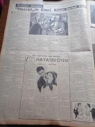 Cumhuriyet Pazar Gazetesi - 14 Aralık 1952 - Amerika'daki Rus Casusluk Teşkilatı Nasıl Kuruldu - Graf Von Spee Faciasının Yıldönümünde - Döğüşmeden Ölüme Mahkûm Edilen Gemi - Adnan Menderes -  Her Şeyi Olan Kız Elizabeth Taylor - Dünya Edebiyatından Seçme Hikayeler Hayatın Ötesi - Haftanın Şakaları Hazret'in Emri Yazan Burhan Felek - En Güzel Gülen Artist Valery Hobson - Bizim Yıldızlar Hümaşah Hiçan - Vera Ellen Saf Kız Rolünde - Ingrid Bergman Mesud Değil Mi - Kadın Ev Moda - Basmalar Nasıl Yıkanmalıdır - Ankara Devlet Operası Yeni Bir Eser Hazırlıyor -  Yeni Hidrojen Bombası Atom Bombasına Niçin Tercih Ediliyor - Kadın Katilleri 2 - Dünyanın En Güzel Dağını Claude Kogan İle Nicole Leininger İsimli İki Kadın Fethetti - Kanını Vererek Yaşayan Köpek