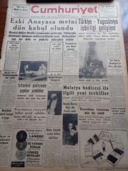 Cumhuriyet Gazetesi - 25 Aralık 1952 - Eski Anayasa Metni Dün Kabul Olundu - Türkiye Yugoslavya İşbirliği Gelişiyor - Amerikan Başkanı Truman'ın Son Noel Mesajı - Yeni Amerikan Başkanı Eisenhover'in Kore Sulh Planı Beyoğlu Devrim Ocağı Dün Törenle Açıldı - Malatya Hadisesi İle İlgili Yeni Tevkifler - İstanbul Polisinde Yapılan Yenilikler - Bedri Rahmi Eyüboğlu Sanat Bahisleri - Hitler İntihar Kararını Ne Zaman Vermişti - Kodak Fotoğraf Makinesi - Çamlıca Kız Lisesi Şampiyon Oldu - Taksim Sineması - Geliri Atatürk Heykeline Harcanacak Atatürk Kupası - İngiliz Edebiyatının Kör Dahisi John Milton - Gripin - Çapamarka - Titanik Vapurunun İkinci Kaptanı Yeni Öldü - Günün Resimleri - Kovo Sayaç Ve Ölçü Aletleri - Arı Bisküvileri - Baysal Çiçek Mağazası - Jawa Motosikletleri - M. Turhan Tan'ın 13. Ölüm Yıldönümü- AGA Radyo - Gruen Saatleri - Hamiyet Yüceses - Perihan Altındağ Sözeri - Sabite Tur Gülerman - Zeki Müren