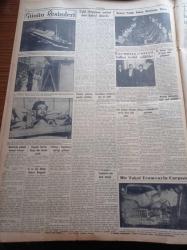 Cumhuriyet Gazetesi - 25 Aralık 1952 - Eski Anayasa Metni Dün Kabul Olundu - Türkiye Yugoslavya İşbirliği Gelişiyor - Amerikan Başkanı Truman'ın Son Noel Mesajı - Yeni Amerikan Başkanı Eisenhover'in Kore Sulh Planı Beyoğlu Devrim Ocağı Dün Törenle Açıldı - Malatya Hadisesi İle İlgili Yeni Tevkifler - İstanbul Polisinde Yapılan Yenilikler - Bedri Rahmi Eyüboğlu Sanat Bahisleri - Hitler İntihar Kararını Ne Zaman Vermişti - Kodak Fotoğraf Makinesi - Çamlıca Kız Lisesi Şampiyon Oldu - Taksim Sineması - Geliri Atatürk Heykeline Harcanacak Atatürk Kupası - İngiliz Edebiyatının Kör Dahisi John Milton - Gripin - Çapamarka - Titanik Vapurunun İkinci Kaptanı Yeni Öldü - Günün Resimleri - Kovo Sayaç Ve Ölçü Aletleri - Arı Bisküvileri - Baysal Çiçek Mağazası - Jawa Motosikletleri - M. Turhan Tan'ın 13. Ölüm Yıldönümü- AGA Radyo - Gruen Saatleri - Hamiyet Yüceses - Perihan Altındağ Sözeri - Sabite Tur Gülerman - Zeki Müren