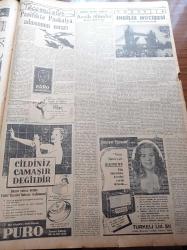 Cumhuriyet Gazetesi - 29 Aralık 1952 - Başbakan Adnan Menderes Dün Cumhuriyet Halk Partisi Toplantısında Mühim Bir Konuşma Yaptı - Yeni Bir Balkan Blokuna Doğru - Churchill Çarşamba Günü Amerika'ya Hareket Ediyor - Beşiktaş İstanbulspor'u Mağlup Etti - Laiklik Haftasının Son Günü - Arabacıların Dünkü Toplantısı - Yeni 3 Mayın Gemisi Donanmaya Katıldı - Hasan Ali Yücel Köşe Yazısı - Stalin'in Yanlış Çıkan Hesapları - Burhan Felek - Hindistan Komünist Çin'i İtham Ediyor - Danimarka Ana Kraliçesi Alexandra Öldü - Ka Me Fa Eşarpları - Nacar Saatleri - Arı Bisküvileri - Mumlu Lüks Kibritleri - Pasifik'te Paskalya Adasının Esrarı - Hamiyet Yüceses'e Göre Siemens Türk Köylüsünün Hasret Çektiği Radyodur - En Mükemmel Yılbaşı Hediyesi Philips Radyo - Volvo Traktör -  Varta Akümülatörleri McCormick İnternational Traktör Makine Ve Ekipman