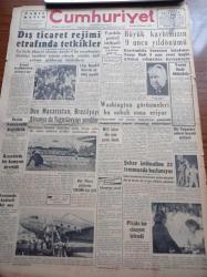 Cumhuriyet Gazetesi - 28 Haziran 1954 - Dış Ticaret Rejimi Etrafında Tetkikler - Büyük Kaybımız Yunus Nadi'nin 9. Yıldönümü - Dün Macaristan Brezilyayı Almanya Da Yugoslavya'yı Yendiler - Seçim Kanununda Değişiklik - Dün Florya Plajlarına 150.000 Kişi Gitti - Şeker İstihsaline 22 Temmuzda Başlanıyor - Bedri Rahmi Eyüboğlu Pazartesi Konuşmaları - Muhtemel Atom Harbine Karşı Tedbirler - Selanik Bankası - İstanbul Camileri Yazı Dizisi - Gül Kupası Atletizm Müsabakaları - Resimli Romanımız Ecel Gemisi - Bu Günün En Meşhur Kadın Casusları Yazı Dizisi - Macar Futbol Yıldızı Brezilyalı Bauer'i Şişe İle Yaraladı - Güneş Tutulması Filme Alınacak - Sanatçı Nevin Aypar Puro Tuvalet Sabunları Kullanıyorum Diyor - Pond's Kremleri - Pan American - Turyağ Nebati Mutbak Yağı - Vita Mutbak Margarini - Buffalo Kamyon Ve Otomobil Lastikleri - Fazıl Çil İlacı