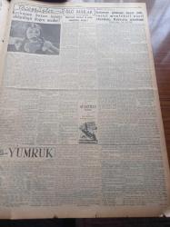 Cumhuriyet Gazetesi - 24 Ağustos 1954 - Ürdün Meliki Dün Şehrimize Geldi - Türkiye Ve Arab Alemi - Radyolu Bisikletler - Harb Okulu Tedrisatı 4 Seneye Çıkarılıyor - Torpido Filomuz ve Savarona Geldi - Mehmet Alıç 100 Liraya Canlı Bir Fare Yuttu - Mao Tse Tung Bugün Attlee'yi Kabul Edecek - Lig  Maçlarına Aid Fikstür Tespit Edildi - Gustav Sebes Macar Milli Takımını Tek Başına Kuramayacak -  Beyoğluspor - Askeri Müze Ankara'ya Nakledilmemeli - Rusya'da Halkın Hayatı Ölü Ruhlar Yazı Dizisi - Beynelmilel Portreler Charlie Chaplin - Şam Panayırı - Artist Joan Bennett - Resimli Romanımız Yeşil Saksı - Gençlik Kıbrıs Davası İçin Kampanya Açıyor- Arı Unları - Coldspot Buzdolabı - Kibar Sabunu - Arlon En İyi Saattir - Mom Çalar Saatleri