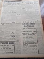 Cumhuriyet Gazetesi - 25 Ağustos 1954 - Kar Hadlerinde Tadiller Yapılacak - Brezilya Cumhur Reisi Vargas İntihar Etti - Gençliğin Kıbrıs'a Dair Kararları - Avrupa'dan 811 Kravat Getiren Samoel Sami Yakalandı - Yarın İş Bankasının 30. Kuruluş Yıldönümü - Mao Tse Tung Dün Attlee'yi Kabul etti - Kıbrıs Meselesi - Rusya'da Halkın Hayatı Ölü Ruhlar Yazı Dizisi - Komünist Çin Milletlerarası Federasyona Alındı - Arsenal'in Yeni Takım Kaptanı Joe Mercer - Dünkü Geçid Resminden İntibalar - Dünyanın Etrafında İki Büyük Yıldız Dolaşıyor - Gripin - Makine Kimya Endüstrisi Kurumunun Faaliyeti - Resimli Romanımız Yeşil Saksı - Günde 5 Liraya English Electric Buzdolabı - Denizden Sonra Sana Nebati Margarin - Ressam Cahit Matbaası - Ordu Yüksek Komuta Heyetinde Değişikler