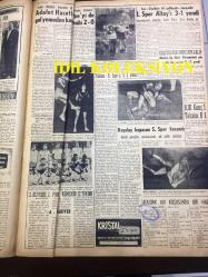 GÜNLÜK SPOR GAZETESİ - 30 ARALIK 1957 - FENERBAHÇE, BEŞİKTAŞ OFSAYTTAN BİRER GOLLE 1-1 BERABERE KALDILAR - ATİLLA KARSAN - YILIN 5 SPORCUSU, LEFTER, METİN OKTAY, TURGAY ŞEREN - TARHAN KUPASINI FENERBAHÇE KAZANDI - VOLEYBOL LİG MAÇLARI - 1957 GOL KRALLIĞI, METİN OKTAY -YAPI VE KREDİ BANKASI, 20 APARTMAN DAİRESİ TALİHLİLERİ - 3,5 YÜREKLİ ŞERİF CONES - HENRİCOS SİLVANIN GOLLERİ - YEDİ SAAT SÜREN DÜNYANIN EN UZUN BOKS MAÇI - KRİSTAL DROPS - ADALETSPOR 2 - 0 HACETTEPE - KOŞALAY KUPASI - ATATÜRK KIR KOŞUSUNDA BİR HADİSE - KÜLTÜRSPOR MANİSA'DA GALİP - AMATÖR KÜMELER