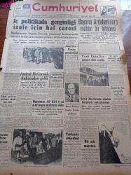 Cumhuriyet Gazetesi - 4 Ekim 1952 - İç Politikada Gerginliği İzale İçin Hal Çaresi - Celal Bayar'ın Ardahanlılara Mühim Bir Hitabesi - Amerika Rusya Gerginliği - İngiltere'nin İlk Atom Silahı İnfilak Etti - Öğretmen Ali Ulvi 3 Yıl 4 Ay Hapse Mahkum Oldu - Yeni Sahaflar Çarşısı Dün Açıldı. A. Adnan Adıvar - Kore'deki Amerikan Hava Kuvveti Artıyor - Charlie Chaplin Komünist Partisi Mensubu Olmakla İtham Ediliyor - Bu Sene Nobel Sulh Mükafatı Verilmeyecek - Gangster Alcapone'un Kardeşi Öldü - İzmir Fuarı Nasıl İdare Edilmelidir - Fransa Almanya Milli Maçı Yarın Yapılıyor - Futbolcu İsfendiyarın Durumu - Hamiyet Yüceses - Ferdi Tayfur - Mürüvvet Sim - Sinyör Rafael Larca- Perihan Altındağ Sözeri - GEM Makinaları - Emlak Bankası - Ziraat Bankası - Revue Saatleri - İlham Gencer - Taksim Kristal Salonu