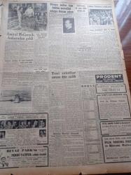 Cumhuriyet Gazetesi - 4 Ekim 1952 - İç Politikada Gerginliği İzale İçin Hal Çaresi - Celal Bayar'ın Ardahanlılara Mühim Bir Hitabesi - Amerika Rusya Gerginliği - İngiltere'nin İlk Atom Silahı İnfilak Etti - Öğretmen Ali Ulvi 3 Yıl 4 Ay Hapse Mahkum Oldu - Yeni Sahaflar Çarşısı Dün Açıldı. A. Adnan Adıvar - Kore'deki Amerikan Hava Kuvveti Artıyor - Charlie Chaplin Komünist Partisi Mensubu Olmakla İtham Ediliyor - Bu Sene Nobel Sulh Mükafatı Verilmeyecek - Gangster Alcapone'un Kardeşi Öldü - İzmir Fuarı Nasıl İdare Edilmelidir - Fransa Almanya Milli Maçı Yarın Yapılıyor - Futbolcu İsfendiyarın Durumu - Hamiyet Yüceses - Ferdi Tayfur - Mürüvvet Sim - Sinyör Rafael Larca- Perihan Altındağ Sözeri - GEM Makinaları - Emlak Bankası - Ziraat Bankası - Revue Saatleri - İlham Gencer - Taksim Kristal Salonu