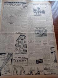 Cumhuriyet Gazetesi - 7 Ekim 1952 - Rusya'nın Giriştiği Yeni Muazzam Oyun - Stalin'in Halefi Olacağı Söylenen Malenkov - Eroin Tüccarı Osman Topaç Tevkif Edildi - Başbakan Adnan Menderes İsmet İnönü'nün Nutkuna Cevap Verdi -  Celal Bayar Ankara'ya Döndü - İsviçre Kılıç Şampiyonasını Bir Türk Genci Nihad Balkan Kazandı - Çiçek Aşısından Ölen Çocuk - Dün 317 Hacı Yurda Döndü - Doktor Feridun Engin - Bizansın İçYüzü Yazı Dizisi - Kremlin Doğu Almanya İle İttifak Aktediyor - İstanbul'un Dünkü Kurtuluş Bayramı - Vog Naylon Çorapları - Burhan Felek - Sarıyer Cinayeti Tahkikatı - Doktor Faik Yargıcı Bir Dispanser Açtı - Bir Boksör Dayaktan Öldü - Polis Tek Tip Tabanca İle Teçhiz Edilecek - İran Şahı Musaddık'ı Destekliyor - Blaupunkt Radyo - Şen Şapka - Volvo T31 Traktör