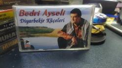 BEDRİ AYSELİ - DİYARBEKİR KÜÇELERİ - AMBALAJLI - KASET [arka yüzde, jelatin içinde kapın kırık parçası var, ama jelatin zarar görmemiş]