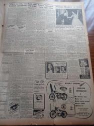 Cumhuriyet Gazetesi - 18 Ekim 1952 - Londra Görüşmeleri Bugün Sona Eriyor - Mısır'da Cumhuriyetin İlanı Bekleniyor - Başbakan Adnan Menderes - Ticaret Odaları İlk Genel Kurul Toplantısı - Sofyanın Yeni Bir Notası - Öğle Tatili İşi Üzerinde Tartışmalar - Şişli Gecekondu Mahallesindeki Hadise - Bizansın İçyüzü Yazı Dizisi - A.Adnan Adıvar - Chromekto Saç Boyası - Truman ile Eisenhower Arasında Söz Düellosu - Fenerbahçe Futbol Takımı Fotoğrafı - Beşiktaş Vefa Maçı - Dolmabahçe Sarayı - Prenses Margaret Ve Charlie Chaplin - Hamiyet Yüceses Nigar Uluerer Ve Şükran Özer Taksim Kristal Salonunda - Volkswagen Halk Arabaları - Minerva Dikiş Makinesi - Galata Bonmarşesi - Turner Diesel Traktörleri - Udi Boğos - Cümbüş Muhiddin - Küçük Bebek Yalı Gazinosu - Remington Rand Daktilo