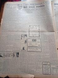 Cumhuriyet Gazetesi - 19 Ekim 1952 - Adnan Menderes Ve Fuat Köprülü Bu Sabah Geliyorlar - Adnan Menderes Londra'dan Ayrılırken Mühim Bir Demeçte Bulundu - Churchill ve Eden Ankara'ya Davet Edildiler - Rusya'daki Müslümanların İmhası - Doğan Şahin Boğazı Uzunlamasına Yüzerek Geçti - Amerikan Seçimleri Ve Cumhuriyet - Havacılığımıza Dair Saunders'in Demeci- Doktor Nurullah Kunter - İçişleri Bakanı Ethem Menderes- Amerika'da Atom Bilgini John Lane İntihar Etti - Rusya'da Komünist Partisini Malenkov Eline Aldı - Saime Sinan Sabite Tur Gülerman Ve Radife Erten Tepebaşı Gazinosunda - Galatasaray'ın Adaletspora Attığı Gol - Haftalık Radyo Programı - İncesaz - Türk Pulları Rehberi - Çapa Eğitim Enstitüsü 20 Ekim'de Açılacak - Amerika'da Kullanılan İnsan Kobaylar- Hamdi Varoğlu - Arı Unları - Radyolin Diş Macunu - Movado Saatleri - Celal Şahin Beyaz Parkta - Necipbey Krem ve Briyantinleri - Baysal Çiçek Mağazası - DAF Kamyon Ve Otobüsleri - Alman Vega Çelik Lambalı Bir Radyodur