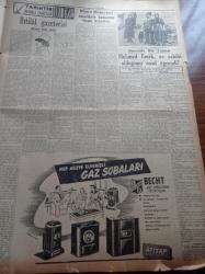 Cumhuriyet Gazetesi - 19 Ekim 1952 - Adnan Menderes Ve Fuat Köprülü Bu Sabah Geliyorlar - Adnan Menderes Londra'dan Ayrılırken Mühim Bir Demeçte Bulundu - Churchill ve Eden Ankara'ya Davet Edildiler - Rusya'daki Müslümanların İmhası - Doğan Şahin Boğazı Uzunlamasına Yüzerek Geçti - Amerikan Seçimleri Ve Cumhuriyet - Havacılığımıza Dair Saunders'in Demeci- Doktor Nurullah Kunter - İçişleri Bakanı Ethem Menderes- Amerika'da Atom Bilgini John Lane İntihar Etti - Rusya'da Komünist Partisini Malenkov Eline Aldı - Saime Sinan Sabite Tur Gülerman Ve Radife Erten Tepebaşı Gazinosunda - Galatasaray'ın Adaletspora Attığı Gol - Haftalık Radyo Programı - İncesaz - Türk Pulları Rehberi - Çapa Eğitim Enstitüsü 20 Ekim'de Açılacak - Amerika'da Kullanılan İnsan Kobaylar- Hamdi Varoğlu - Arı Unları - Radyolin Diş Macunu - Movado Saatleri - Celal Şahin Beyaz Parkta - Necipbey Krem ve Briyantinleri - Baysal Çiçek Mağazası - DAF Kamyon Ve Otobüsleri - Alman Vega Çelik Lambalı Bir Radyodur