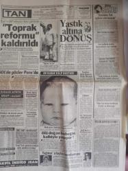 TAN Magazin Gazetesi - 17 Haziran 1986 -Demli çay yapamıyor”diye kocasının kardeşine kaçtı haberi-Özal”Piknik Adam”haberi-Sünnetsiz olmaz haberi- Özcan Köknel - Neşe Aksoy - Uwe Gansel - Sevgi Köprülü - Kemal Kara - Hayırsız Sevim'in Yediği Naneye Bak! - Erdal İnönü - Karınızın Her Ay Çektiklerini Biliyor Musunuz? - Yastık Altına dönüş - Minik Jesse, Doktorları Hayrete Düşürdü - SOL'da Gözler Peru'da - Genç Kız Kalbi - Bizim Aile Çizgi Romanı - Küçük İlanlar - Artiz Ferit'in Figüranları - Ahmet Silvanlı - Neriman Demet - İlhan Daner - Abdullah Şahin - Stankoviç İki Yıl Daha Beşiktaş'ta - Durakoğlu Çizgi Romanı - Bir Tutam Gökyüzü - İzzet Altınmeşe - Bahar Öztan Hem İçini Hem Dışını Döktü - İşte İnsanların İçindeki Canavar - Hırçın Kadir İnanır - Uykucu Tarık Akan -  Kızın Bacağını Vites Sandı Çukuru Boyladı fotoğraf ve haberi - Tam Takım Gazete