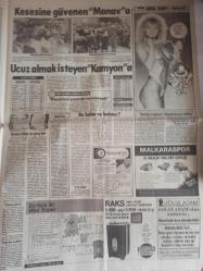 TAN Magazin Gazetesi - 4 Aralık 1986 - Dansöz Kumsal Güneş, Beşiktaş - Fenerbahçe Maçını Kazanan Takımı Evinde Misafir Edicek - Kırmızı Biber ye, Genç Kal! - Mukaddes Gülgeç - Serpil Sepin - Mehmet Erciyes - Vehbi Koç - Metin Akpınar - Zeki Alasya - Hesna Gökçe Öpülecek Güzeli Dövdüler - Hülya Işıl - Sonunda Evlere de Ortak Oldu - Belkıs Akkale - Aşık Mahsuni Şerif - Asu Maralman - Ayıdan Post Olmaz - Facia'dan Kıl Payı Döndüler - Yarınsız Dünya - Örümcek Adam - Genç Kız Kalbi Çizgi Romanı - Kesesine Güvenen ''Manav''a Ucuz Almak İsteyen ''Kamyon'' a - Artiz Ferit'in Figüranları - Yusuf Namoğlu - Yugoslav Savaşı - İsviçre'yi Güç Bela Yendik - Durakoğlu Çizgi Romanı - Ermeniler Kars'ı Yakıyor - Ayşe Tunalı - Sezen Cumhur Önal - Canan Sabah - Zekiye Coşar - Müjde Ar - Julie Allen - Güzellik Yarışması Değil, Mayo Defilesi fotoğraf ve haberi - Tam Takım Gazete
