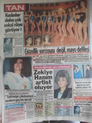 TAN Magazin Gazetesi - 4 Aralık 1986 - Dansöz Kumsal Güneş, Beşiktaş - Fenerbahçe Maçını Kazanan Takımı Evinde Misafir Edicek - Kırmızı Biber ye, Genç Kal! - Mukaddes Gülgeç - Serpil Sepin - Mehmet Erciyes - Vehbi Koç - Metin Akpınar - Zeki Alasya - Hesna Gökçe Öpülecek Güzeli Dövdüler - Hülya Işıl - Sonunda Evlere de Ortak Oldu - Belkıs Akkale - Aşık Mahsuni Şerif - Asu Maralman - Ayıdan Post Olmaz - Facia'dan Kıl Payı Döndüler - Yarınsız Dünya - Örümcek Adam - Genç Kız Kalbi Çizgi Romanı - Kesesine Güvenen ''Manav''a Ucuz Almak İsteyen ''Kamyon'' a - Artiz Ferit'in Figüranları - Yusuf Namoğlu - Yugoslav Savaşı - İsviçre'yi Güç Bela Yendik - Durakoğlu Çizgi Romanı - Ermeniler Kars'ı Yakıyor - Ayşe Tunalı - Sezen Cumhur Önal - Canan Sabah - Zekiye Coşar - Müjde Ar - Julie Allen - Güzellik Yarışması Değil, Mayo Defilesi fotoğraf ve haberi - Tam Takım Gazete