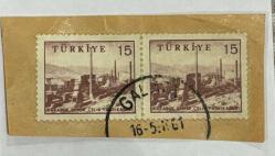 Mektup Zarfından Kesilmiş  / Postadan Geçmiş İkili Pul Filateli - Galata 16 Mayıs 1961 Damgalı - KARABÜK DEMİR ÇELİK FABRİKALARI- 15 PARA - Türkiye Cumhuriyeti