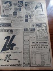 Cumhuriyet Gazetesi - 29 Ekim 1952 - Büyük Bayramınız Kutlu Olsun - Gazi Mustafa Kemal Atatürk - Bütün Yurd Cumhuriyetin 29. Yıldönümü Sevinç Ve Heyecanla Karşıladı - Amerika Seçimlerinde Cumhuriyet - Amerikan Kadını Kime Rey Verecek - Denizli Belediyesi Biletçisiz Otobüs İşletmeğe Başladı - İzmir Milletvekili Cihad Babanın Güzel Bir Pozu - Cumhuriyet Bayramımız Ve Dost Milletler - İngiltere Dışişleri Bakanı Eden'in  Türkiye'ye Dair Demeci - İstanbul Belediye Sarayı 6 Milyon Liraya Mal Olacak - Yeni Bir Harbde Atom Silahları Kullanılacak - İngiliz Kraliçesi Elizabeth Charlie Chaplin İle Tanıştı - Burhan Felek - Fenerbahçe Havagücünü Yendi - Yavuz Sultan Selim Ağlıyor Filmi - Feridun Fazıl Tülbentçi - Altan Karındaş - Lale Oraloğlu - Şaziye Moral - Geçmişte Büyük Cinayetler Yazı Dizisi - Muammer Karaca - Vedad Abud - Gripin - Technos - Magic Chef 1953 Tipi Gaz Sobaları - Hoover Elektrik Süpürgesi - İpana Diş - Arion Cep