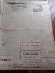 Cumhuriyet Gazetesi - 22 Kasım 1952 - Başbakan Adnan Menderes Dün Kayseri'de Mühim Bir Nutuk Söyledi - Celal Bayar Bugün Geliyor - Türk Amerikan Ticari Münasebatı - Bütün Dünya Basınını Hayran Bırakan Eser Avrupa Kavgası - Nadir Nadi - Çekoslovak Kızıllarının İtirafları - Şehir Tiyatroları Binalarının Durumu - Yabani Hıyar İle Kanser Tedavisi Suya Mı Düşüyor - Kraliçe Elizabeth'in Gündelik Hayatı Yazı Dizisi - General Eisenhower Hükümetini Kuruyor - Burhan Felek - Yeni Şehir Hattı Vapurları - Nejad Ferid Eczacıbaşı'ndan Yeni İlaç Fabrikası - Savaş Çil İlacı - Galatasaray Kasımpaşa Maçı - Hakem Ali Tara - Cumhuriyet Radyo Programları- Mesud Cemil'in Jübilesi - Orhan Boran - Yeni Parlayan Amerikan Caz Şantözü Gloria Van - Allen Roth'ı Tanır Mısınız - Zeki Müren - Puro Tuvalet Sabunları - Necipbey Kremleri - Çapamarka - Derman Ağrı Kesici