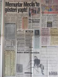 Bugün Magazin Gazetesi - 24 Aralık 1990 - 2 Otomobil Daha Var - Ayıp Oluyor Beyler - Semra Özal - Evini Yakan Kadını 6 Polis Zaptedemedi - Kendileri Öldü Ama İsimleri Hala Yaşıyor! - Yüzünü Gerdirdi mi? - Korsan Tip Az Kalsın Faciaya Yol Açıyordu - Harun Hayrioğlu - Jan Dark - Bayan Astronot Uzay Serüvenini Anlatacak - Dünyadan Haberler - Çöpçatan Aile - Bir Basından Bir Tiyatrodan - Şevket Uğurluer - Şenay Sizlerle - Denizde Boğa Avı! - Kuzgun Hasan Kız Kaçırdı - Aysel Dinçelmas - 17 Yaşındaki Eroin Satıcısı Yakalandı! - Güzeller Güzeli Leyla - Rüya Eser - Haydar Dümen - Memurlar Meclis'te Gösteri Yaptı - Yılbaşı Öncesi Bile İndirim - Şakir Süter - Fener'in Antep İndirimi - Kara Murat - Dişi Cengaver - Gizli Ajan çizgiromanları - Sibel Gökçe - İskambil Falında Kısmetlerini Buldular! - Adnan Şenses'i Ağlattılar - Sibel Gökçe - Gece Bahane Alem Şahane fotoğraf ve haberi - Tam Takım Gazete
