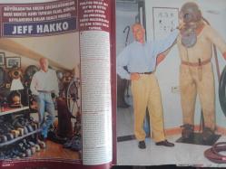 Alem Magazin Dergisi - 28 Temmuz 1999 - Jeff Hakko - Osmanlı Usulü Yaşgünü - Semiramis Pekkan - Gulu Lalvani - Emre Ergani - Tansa Mermerci - Hüseyin Bayraktar - Aslı Motchane - Emmanuel Motchane - Aslı Üstünkaya - Gönül Turgut - İlkay Tuna - Rahmi Koç - Azize Taylan - Zeynep Fadıllıoğlu - Fehmi Behlil - İbrahim Polat - Garo Mafyan - Zeynep Garan - Adnan Şen - Edip İlkbahar - Erhan Dumanlı - İlker Mengi - Kazım Ak - Hasan Mingü - Şükran Berker - Pelin Öngör - Çağla Köker - Burak Karabacak - Aliye Simavi - Betina Hakko - Ömer Karacan - Hikmet Çetin - Ferhan Çambol - Didem Taslan-  Hollywood'lu Aşıklar Venedik'te - Vahşi Doğanın Cazibesi Kanada - Ünlü Tatil Kaçamakları - Üvey Babasıyla L.A'de Buluşacak - Murat Cevahir Yine Gündemde - Zeynep Prensini Buldu - En Büyük Showroom fotoğraf ve haberi - Tam Takım Dergi