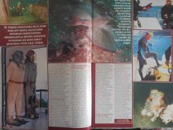 Alem Magazin Dergisi - 28 Temmuz 1999 - Jeff Hakko - Osmanlı Usulü Yaşgünü - Semiramis Pekkan - Gulu Lalvani - Emre Ergani - Tansa Mermerci - Hüseyin Bayraktar - Aslı Motchane - Emmanuel Motchane - Aslı Üstünkaya - Gönül Turgut - İlkay Tuna - Rahmi Koç - Azize Taylan - Zeynep Fadıllıoğlu - Fehmi Behlil - İbrahim Polat - Garo Mafyan - Zeynep Garan - Adnan Şen - Edip İlkbahar - Erhan Dumanlı - İlker Mengi - Kazım Ak - Hasan Mingü - Şükran Berker - Pelin Öngör - Çağla Köker - Burak Karabacak - Aliye Simavi - Betina Hakko - Ömer Karacan - Hikmet Çetin - Ferhan Çambol - Didem Taslan-  Hollywood'lu Aşıklar Venedik'te - Vahşi Doğanın Cazibesi Kanada - Ünlü Tatil Kaçamakları - Üvey Babasıyla L.A'de Buluşacak - Murat Cevahir Yine Gündemde - Zeynep Prensini Buldu - En Büyük Showroom fotoğraf ve haberi - Tam Takım Dergi